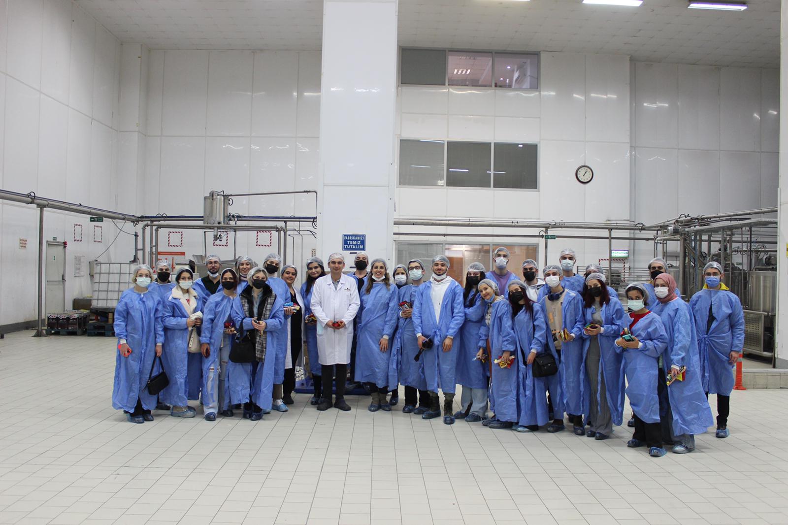 Çankaya Üniversitesi İşletme Bölümü öğrencileri ile gerçekleştirilen Beyoğlu Çikolata Fabrikası Gezisinden Kareler…(Doç. Dr. İrge ŞENER, 29 Aralık 2021)